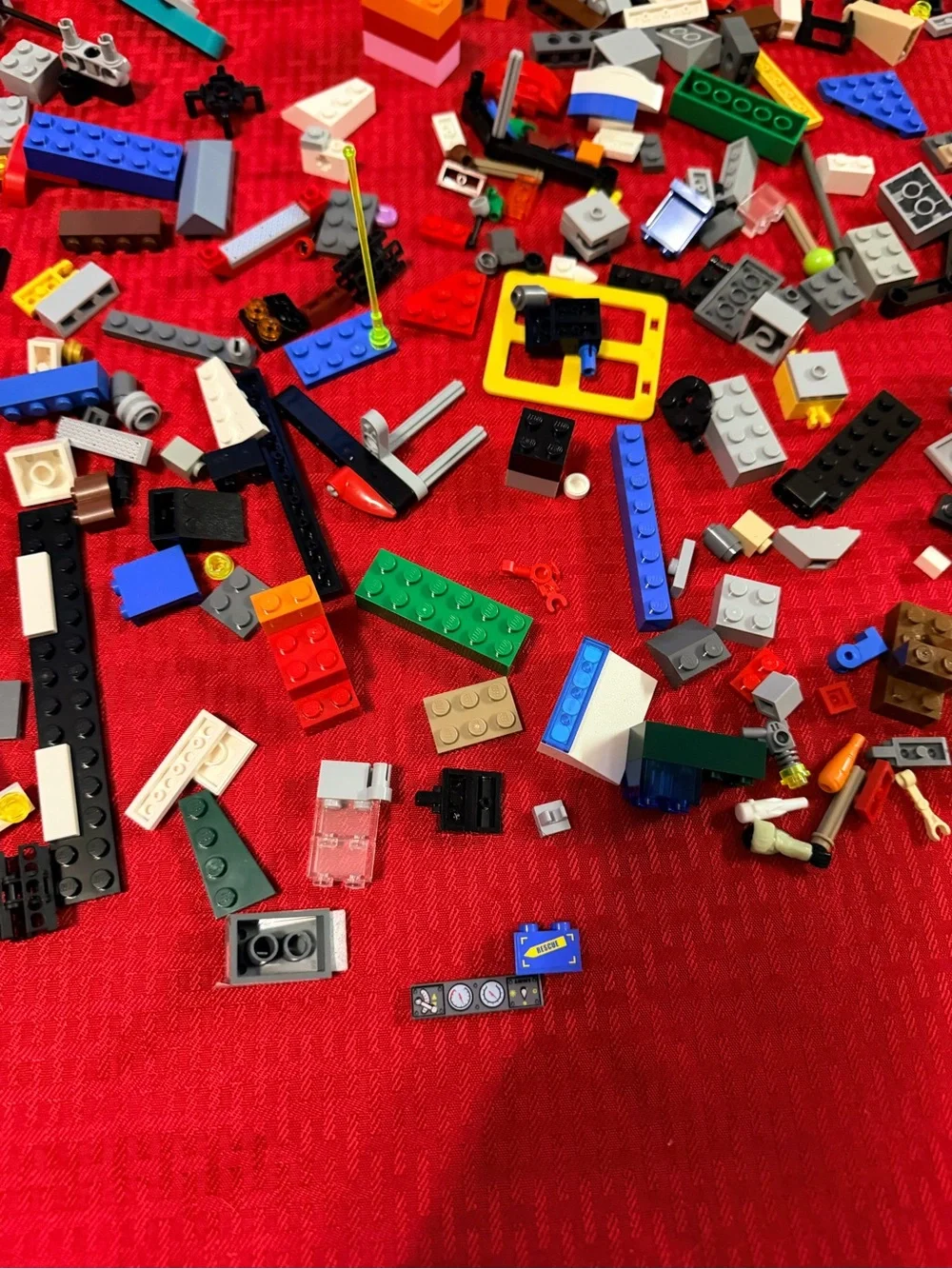 Lego mixed lot with recon Lego and small pieces w minifigures